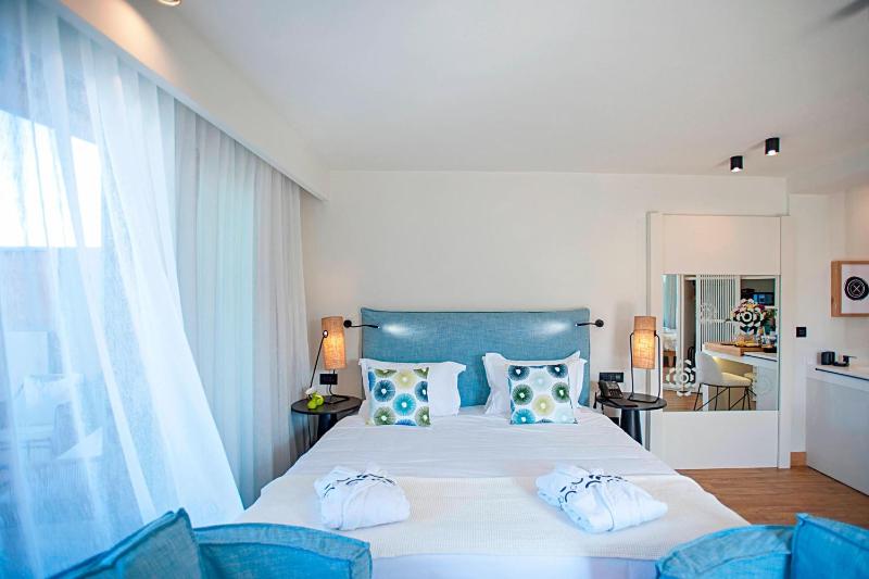 Pure Haven Sea Front with Private Pool  image 3