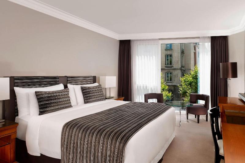 Superior King or Twin Room with City View image 1