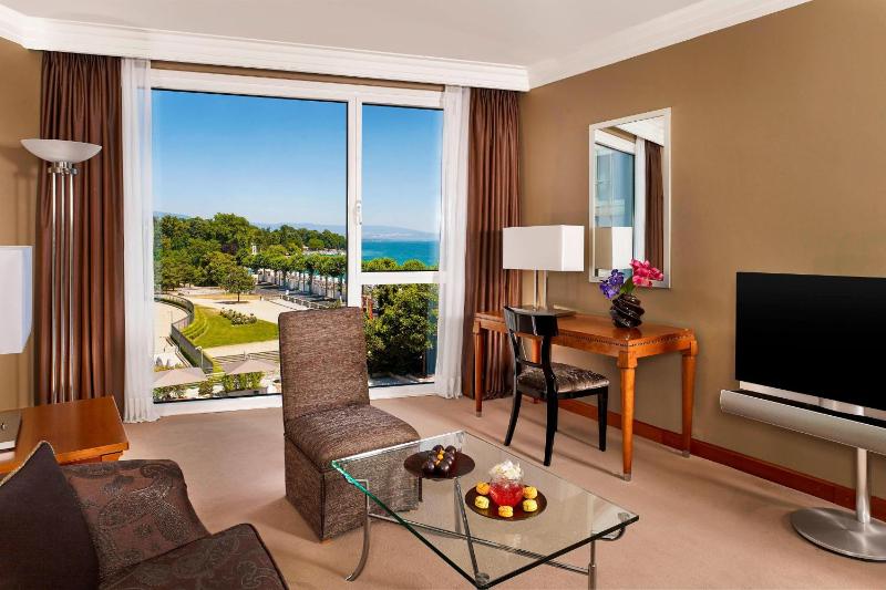 Large Junior King Suite with Lake View image 1