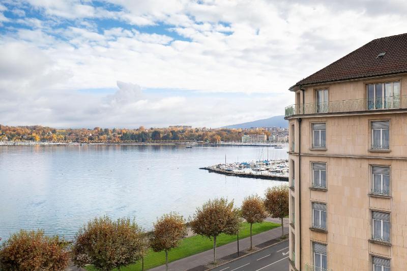 Premium King or Twin Room with Partial Lake View image 3