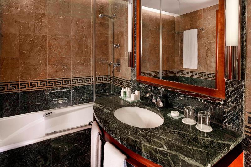 Premium King or Twin Room with Partial Lake View image 4