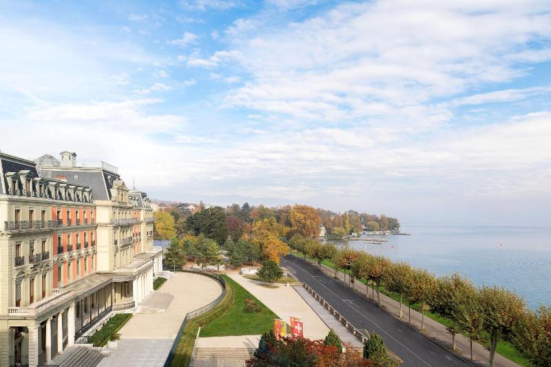 Large Executive King Room with Lake View image 4