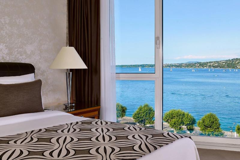 Large Junior King Suite with Lake View image 2