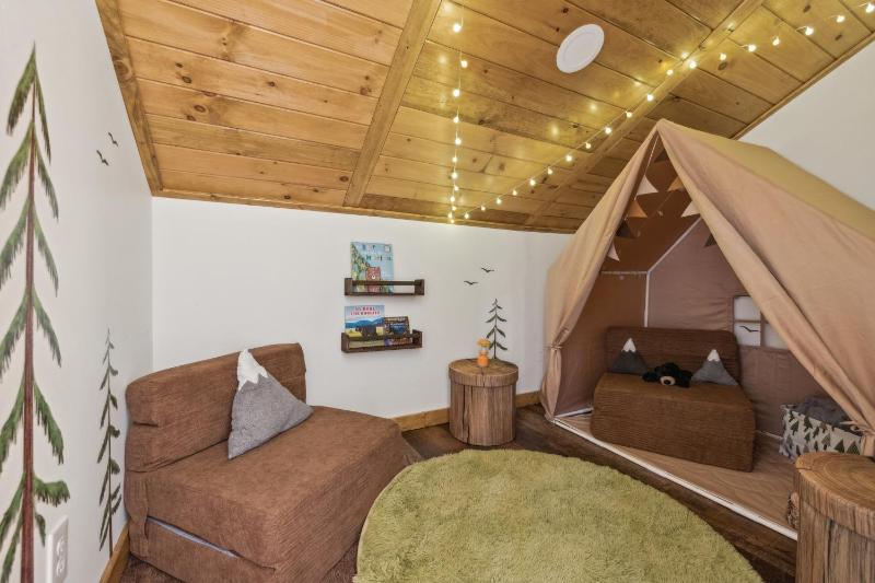 High Top Cabin cabin - image 13