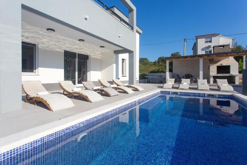 Family friendly house with a swimming pool Srinjine Split - 23770 - image 3