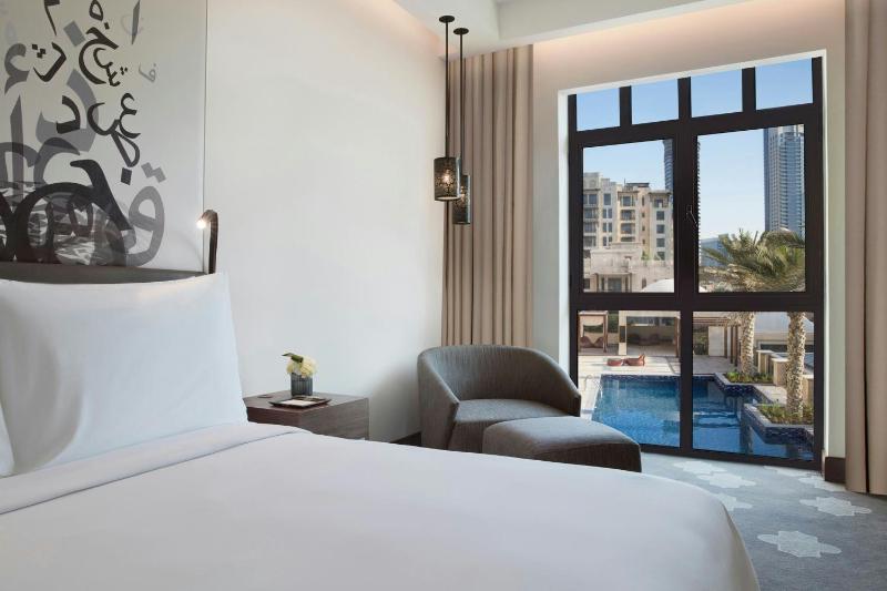 Deluxe King Room with Pool View image 4