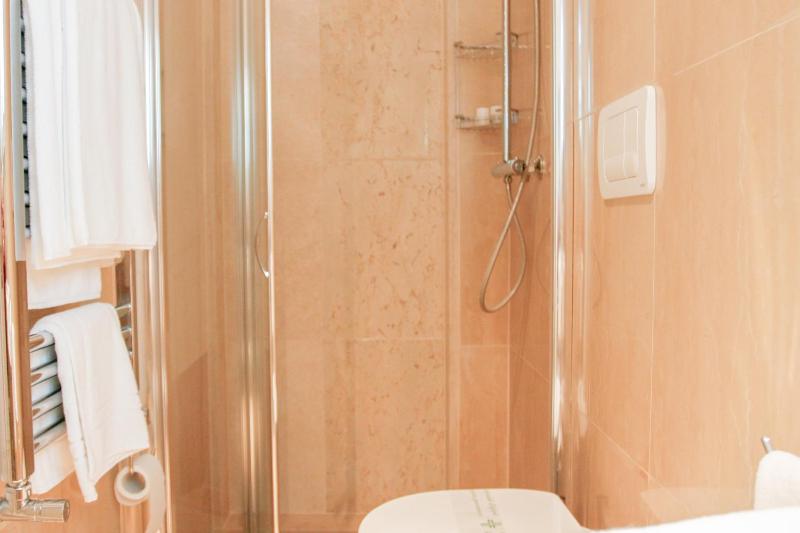 Queen Room with Spa Bath image 4