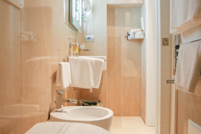 Queen Room with Spa Bath image 3