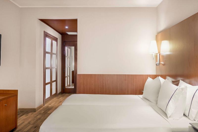 Standard Twin Room image 4