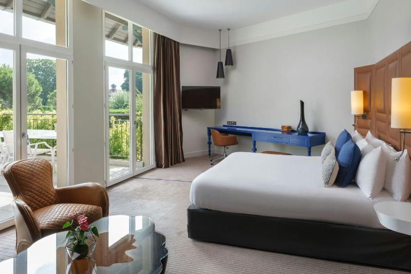 Junior Suite, 1 King, Sofa bed, Garden view image 1