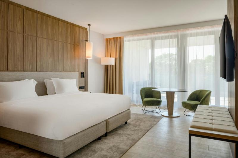 Standard Double Room with Balcony image 4