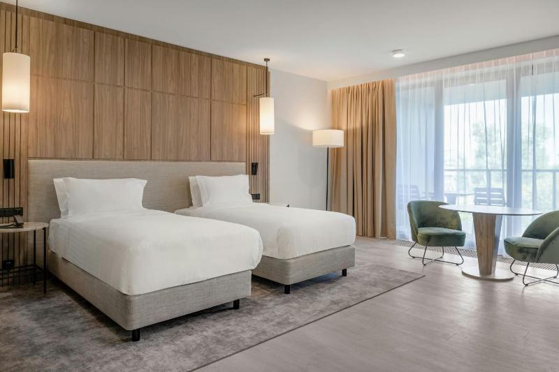 Standard Twin Room with Balcony image 2