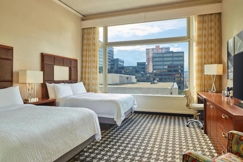 Queen Room with Two Queen Beds and City View image 4
