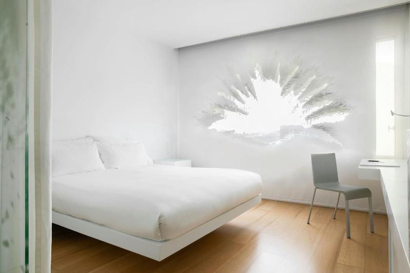 Deluxe King Room with City View image 4
