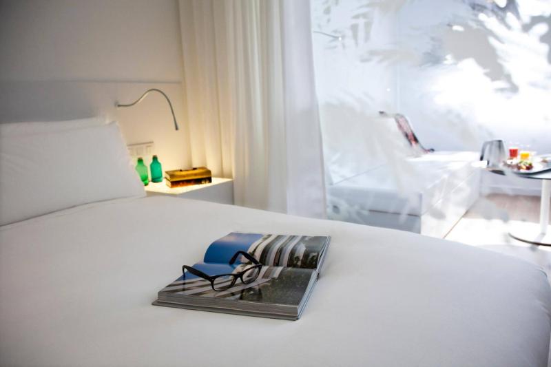 Premium King Room with Sofa Bed and City View image 1