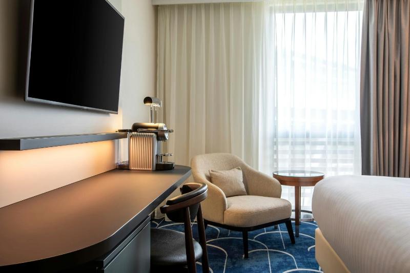 Superior King Room with WiFi - High Floor image 4