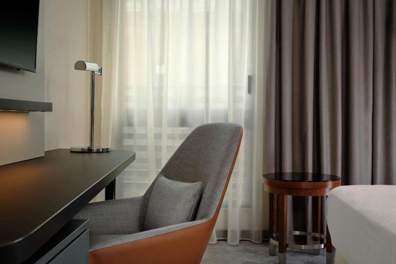 Deluxe King Room image 4