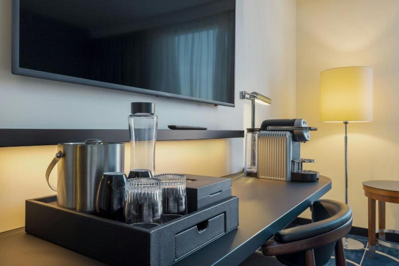 Superior King Room with WiFi - High Floor image 3