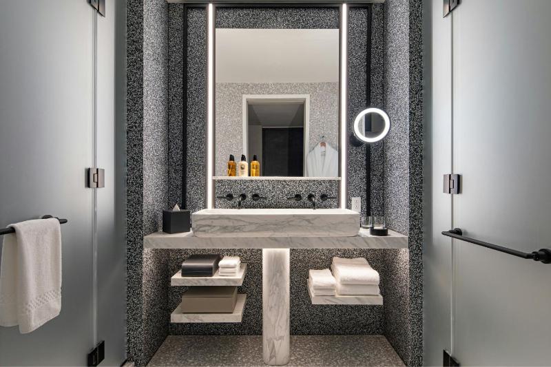 King Room - Low Floor image 2