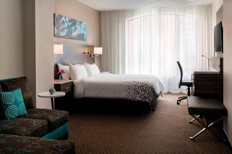 Larger Guest room, 1 King image 1