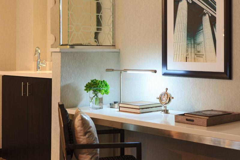 Luxury, 1 Bedroom Suite, 1 King image 3