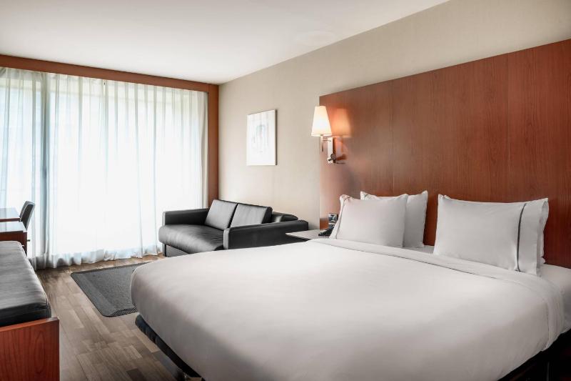 Triple King Room with Sofa Bed image 4