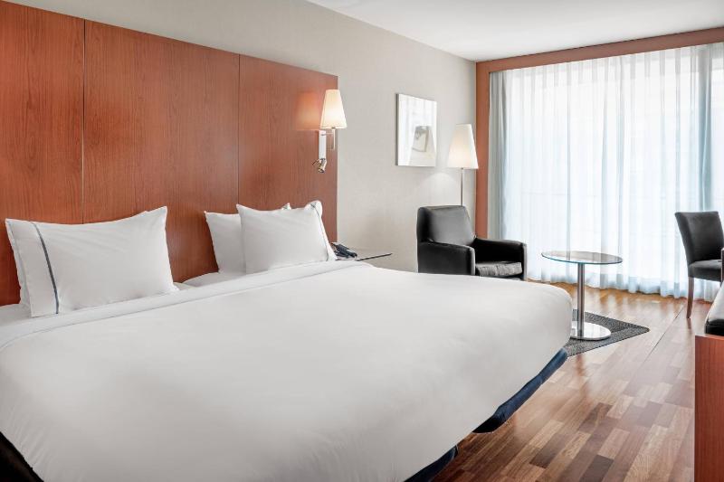 Standard King Room image 1