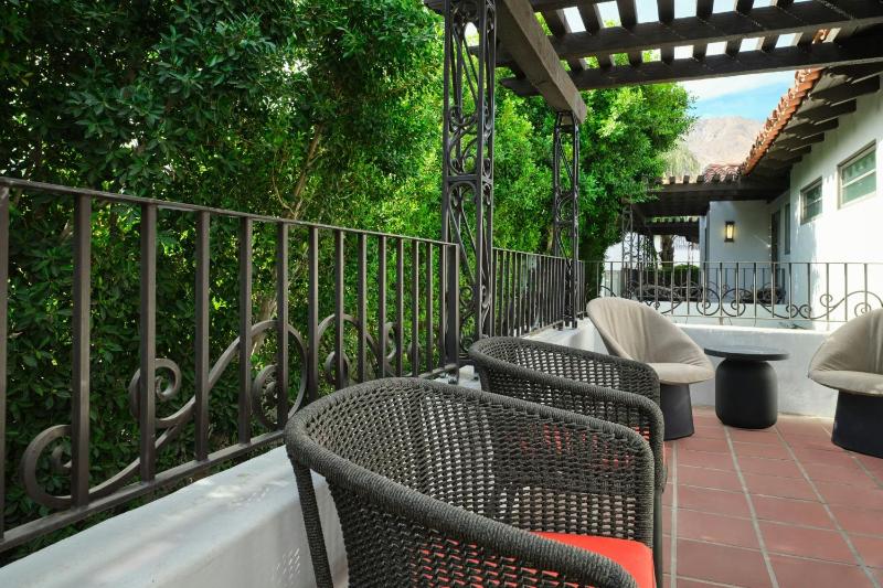 King Suite (No Resort Fees) image 3