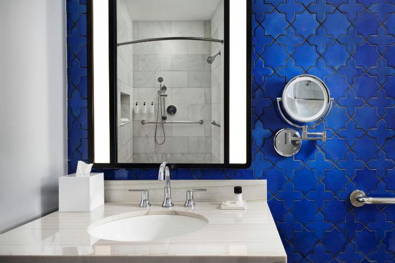 Classic Queen Room (No Resort Fees) image 2