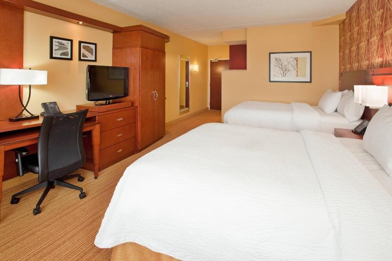 Queen Room with Two Queen Beds image 3