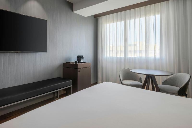 Standard Plus King, Guest room, 1 King image 3