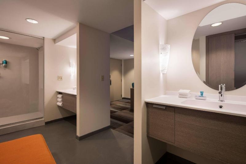 Aloft Suite, 1 Bedroom Junior Suite, 1 King, Limited view image 2