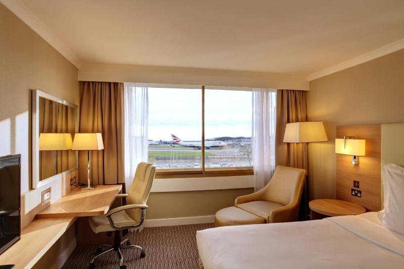 Superior Runway View Double Room image 4
