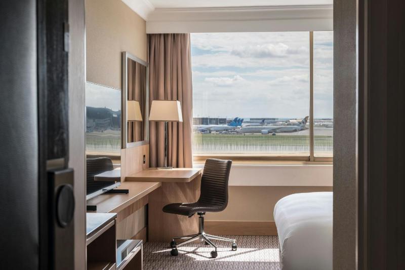 Superior Runway View Double Room image 3