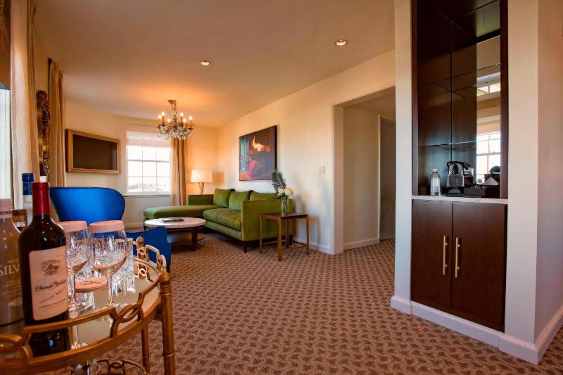 One-Bedroom King Suite image 3