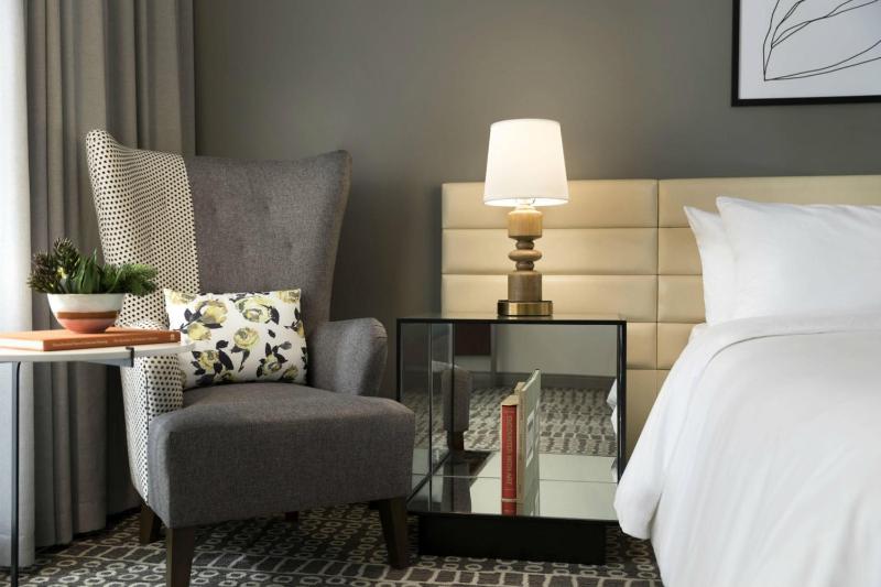 King Guest Room image 3