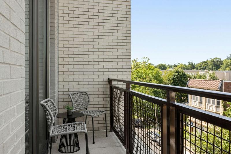 King Room with Balcony image 3