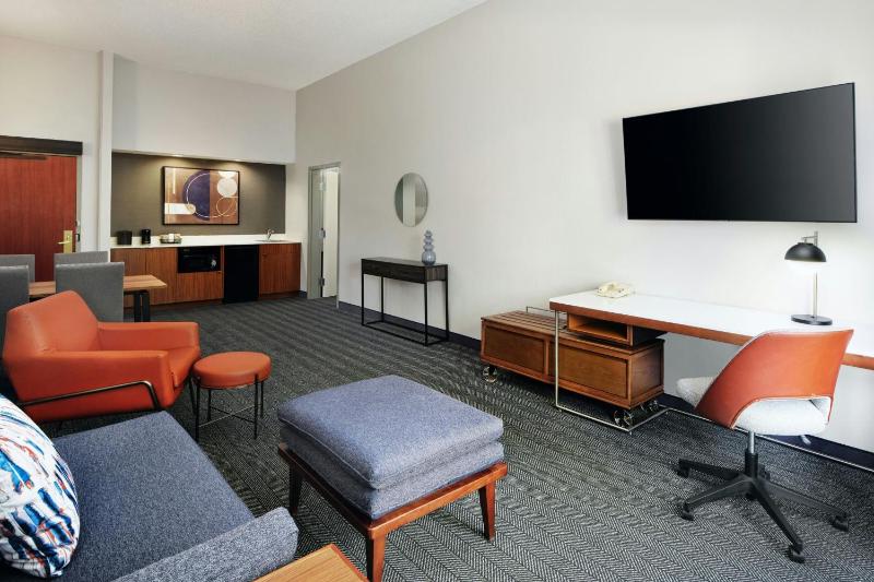 King Room with Sofa Bed image 3
