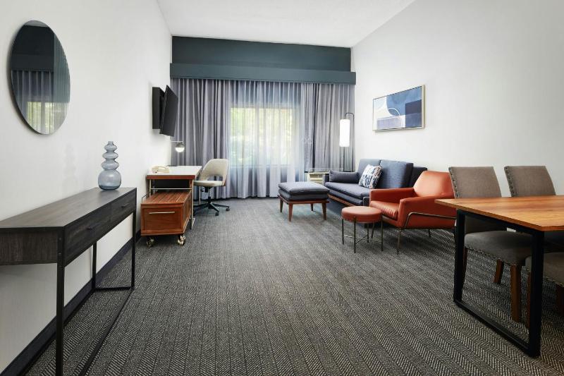King Room with Sofa Bed image 4
