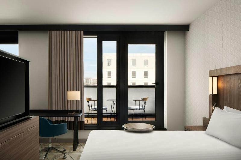Junior Suite with Balcony image 1