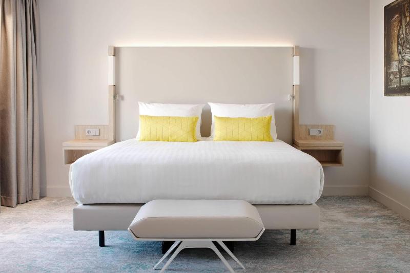 Deluxe Queen Room image 1