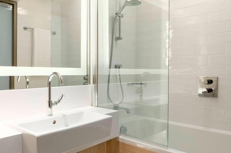 Deluxe King Room image 4