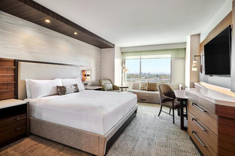 Deluxe King Room with Trundle Bed image 1