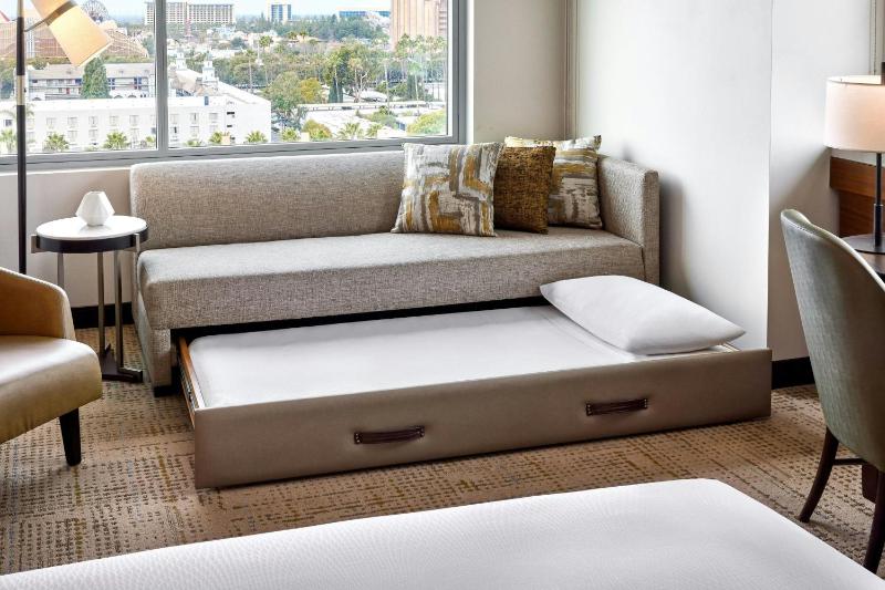 Deluxe King Room with Trundle Bed image 4