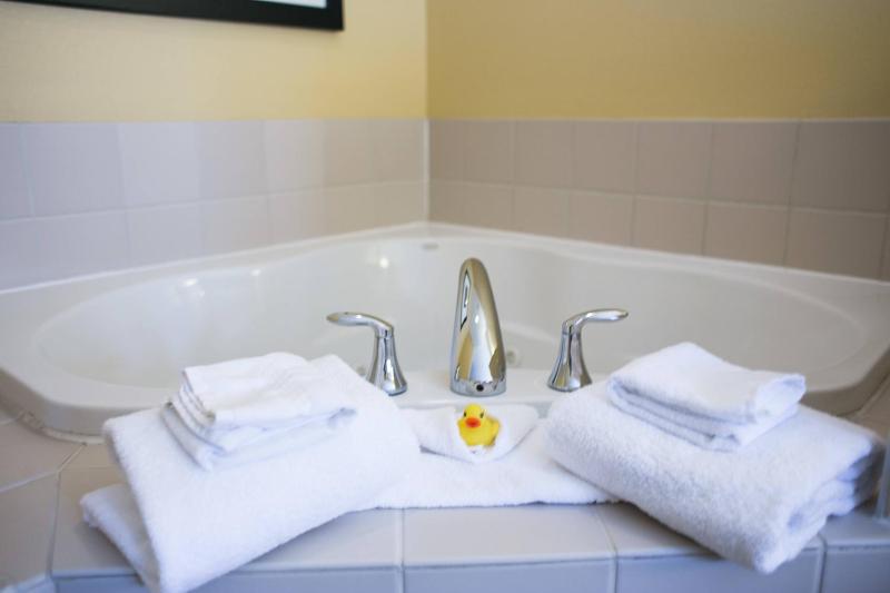 King Room with Whirlpool image 4