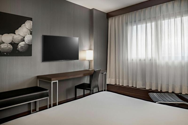 Standard Queen Room image 4