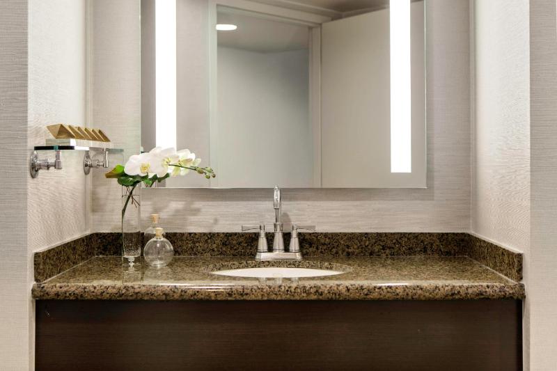 King Room (No Resort Fees) image 3