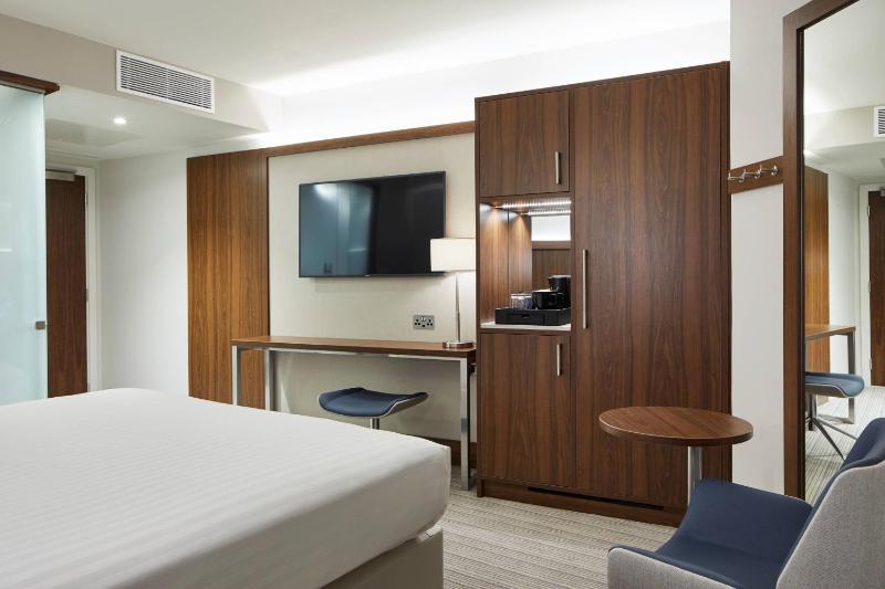Standard King Room image 4