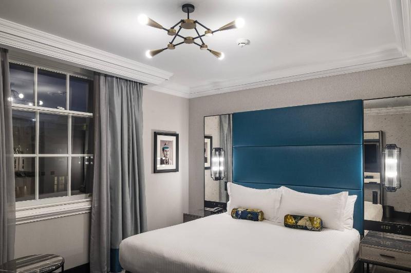 Superior King Room image 3