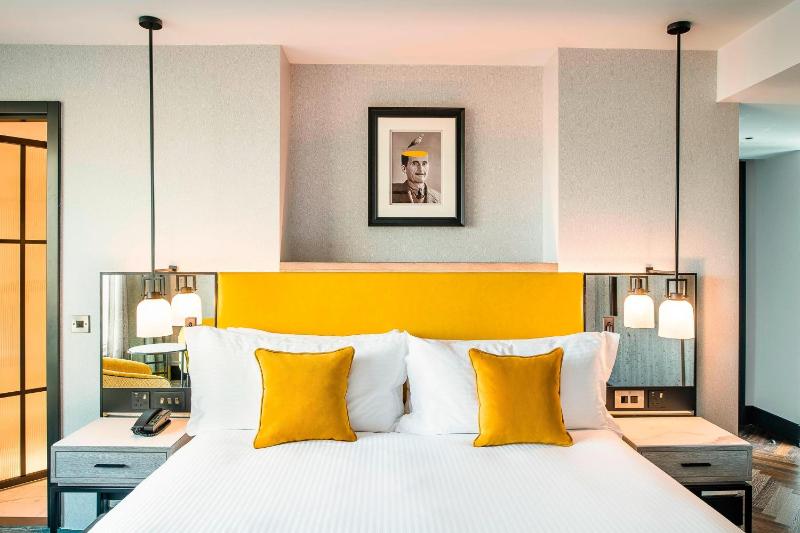 Executive guest room with king bed image 3